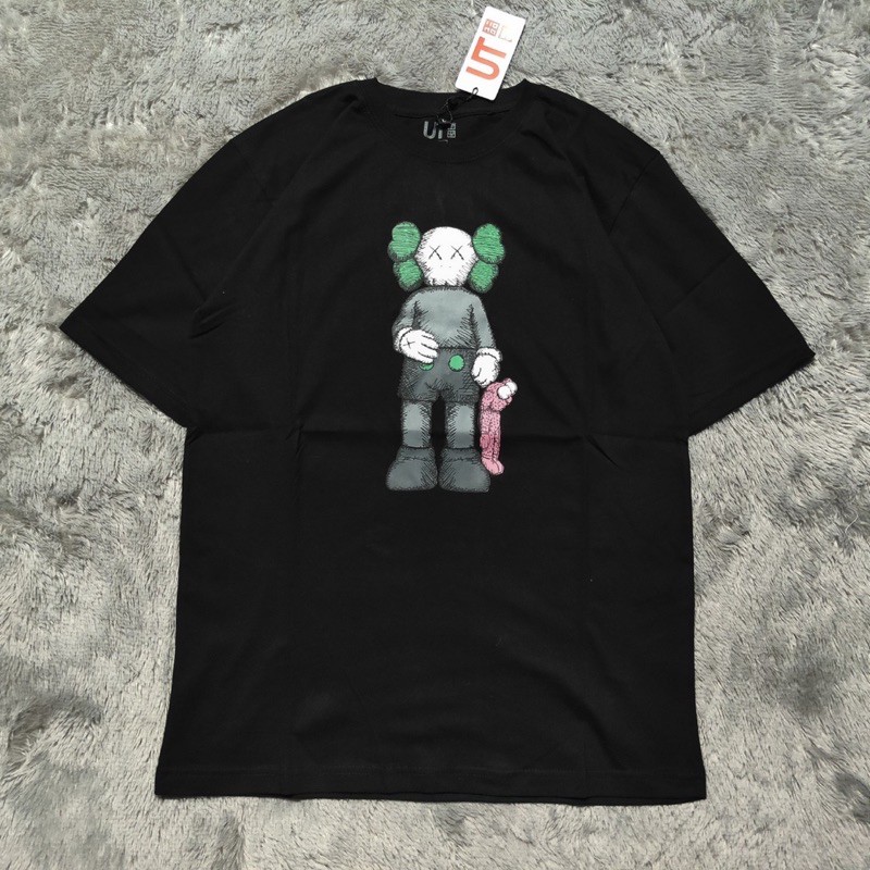 Kaos Tshirt Uniqlo X Kaws Holding Hitam Fulltag &amp; Lebel