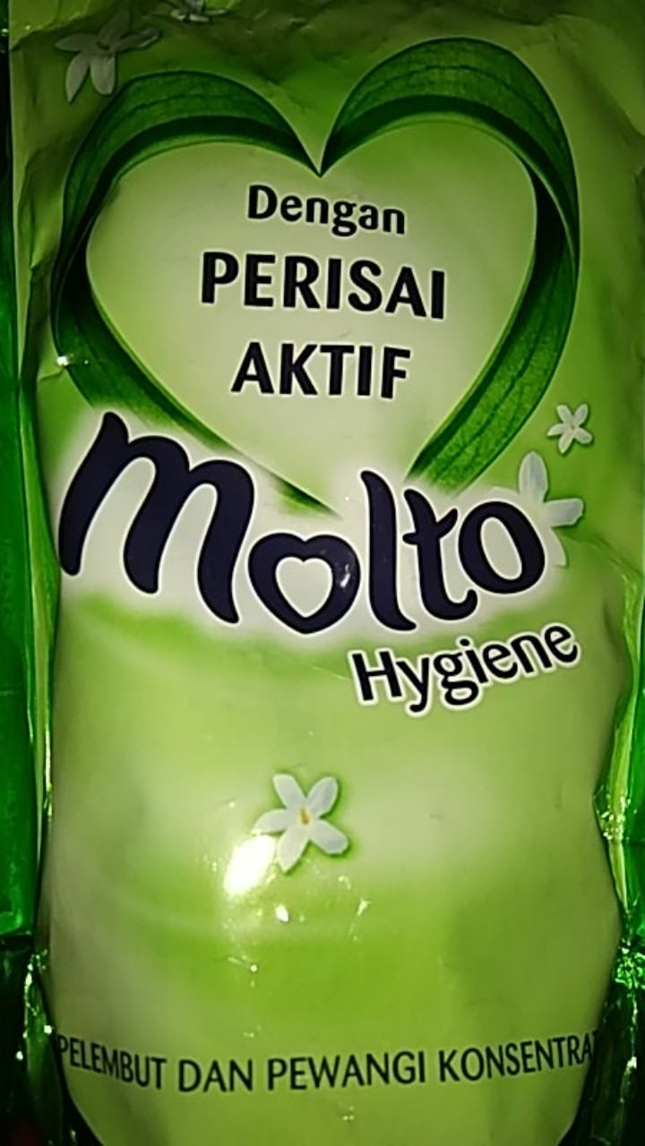 Pelembut Dan Pewangi Pakaian Molto Hygiene 720ml