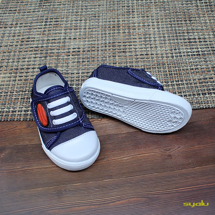 sepatu anak laki laki bahan denim K01