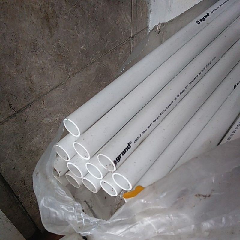 Pipa Conduit 20mm Legrand Putih