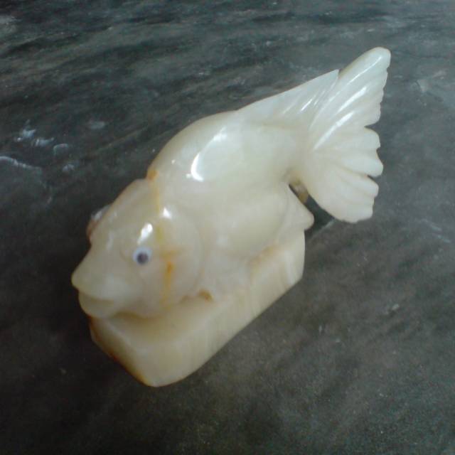 Patung ikan mas bahan onyx Tulungagung