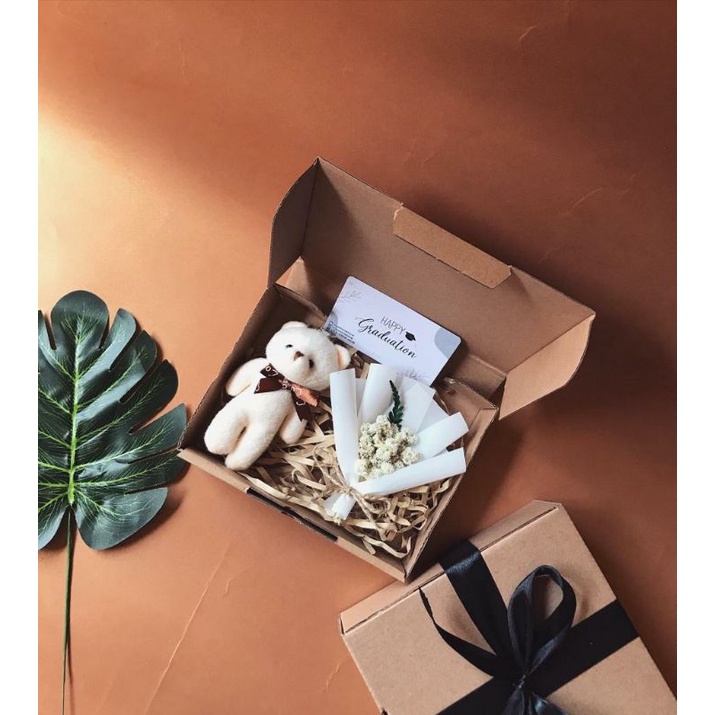 

Hampers Boneka dan Bunga/Hampers Anniversary/Hampers Ultah Cewe/Hampers Wisuda