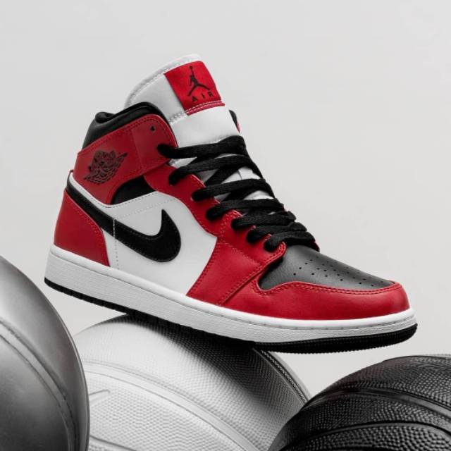 Air Jordan 1 Mid Chicago BNIB