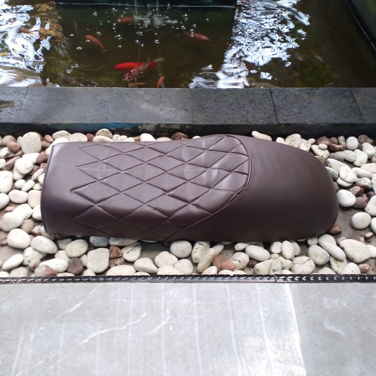 Jok motor custom cafe racer alas lurus kulit cokelat wajik