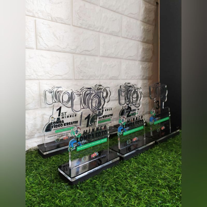 Plakat Ucapan Selamat Event Tropi Kenang Kenangan Bahan Akrilik Warna Custom Lampu Nyala