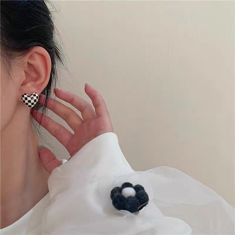 Anting Tusuk Gaya Korea Motif Kotak-Kotak Hitam Putih Untuk Wanita