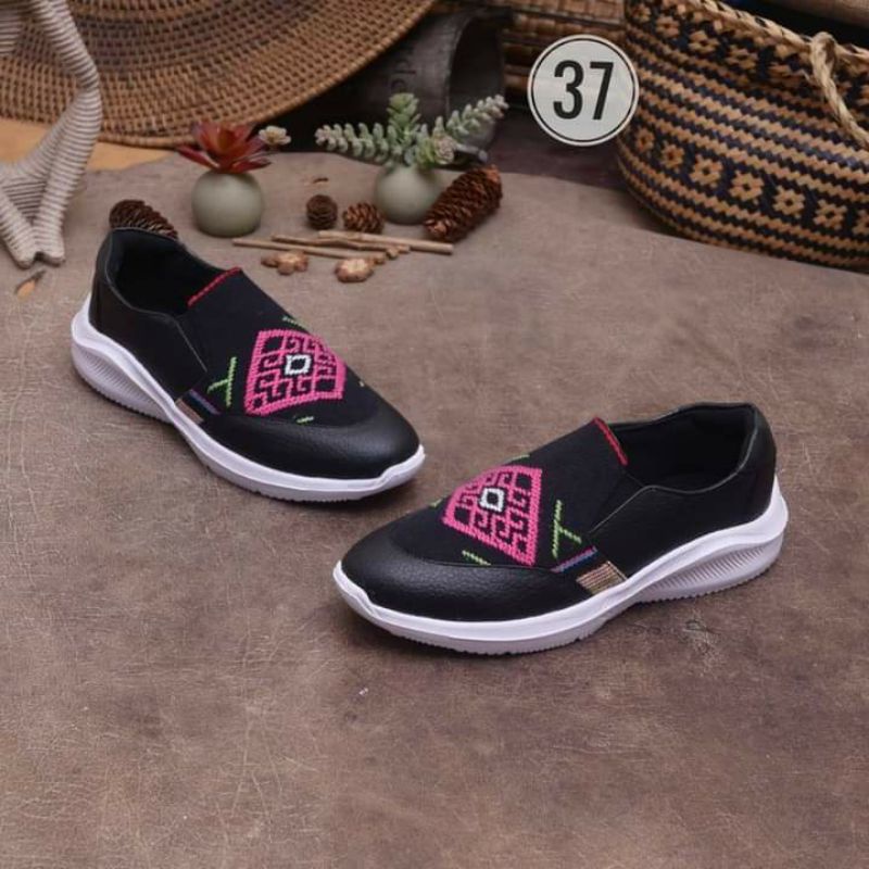 SNEAKERS TENUN ASLI NTT, SNEAKERS ETNIK, SEPATU HANDMADE, SNEAKERS KULIT, SEPATU ETNIK, ETHNIC SHOES