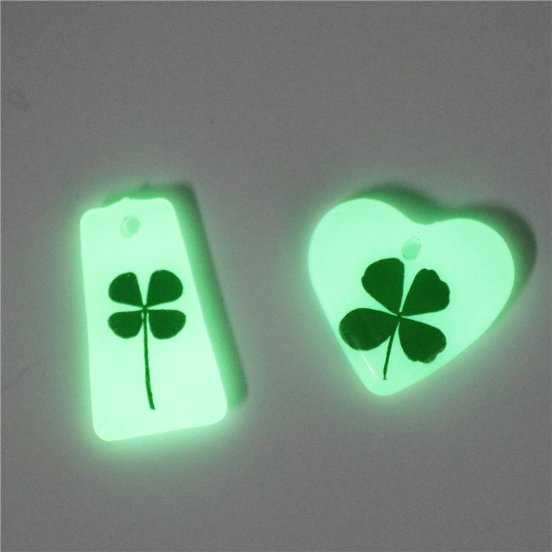 Kalung Rantai Liontin Clover Clover / Hati / Kupu-Kupu / Kuda Poni Luminous Untuk Pria / Wanita