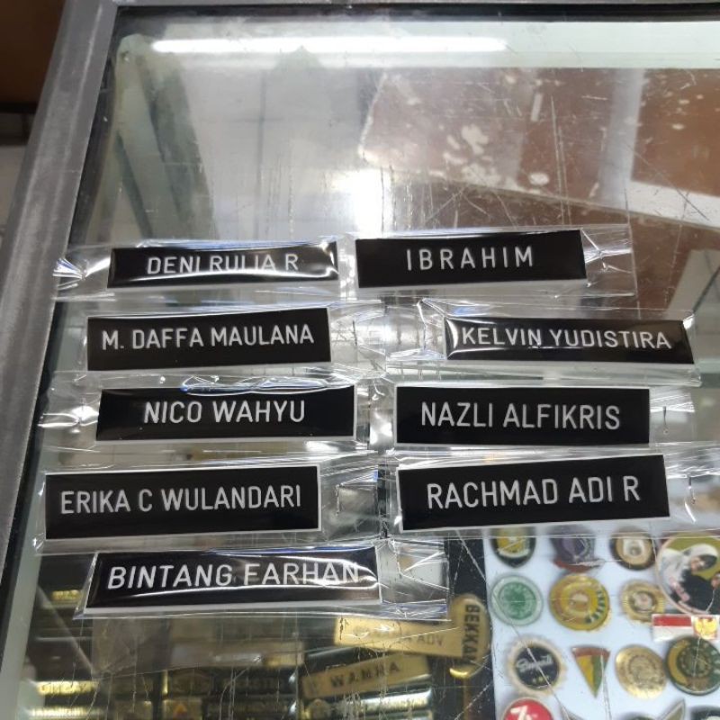 

nama dada gravir nametage pakai peniti ukuran standar