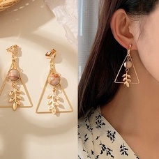 Anting Klip Desain strawberry Aksen Mutiara Dan Berlian Gaya Korea retro Untuk Wanita