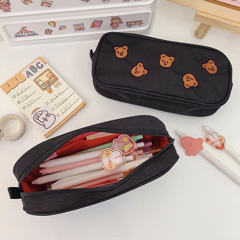 TEMPAT PENSIL MOTIF BERUANG LUCU GAYA KOREA / CELEBRITY BEAR LARGE CAPACITY PENCIL CASE / KOTAK PENSIL SIMPLE ESTETIK SHY TEDDY BROWN / POUCH MAKE UP / TEPAK PENSIL CASUAL MEDIUM ANAK &amp; REMAJA / PREMIUM TEMPAT ALAT TULIS MURAH BAHAN KAIN LEMBUT / 5 BEAR