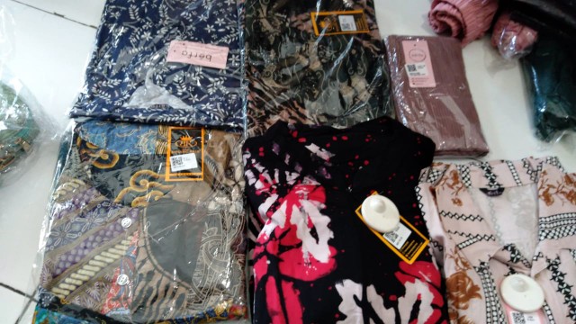 Benang Raja Atasan Tunik Kancing Rayon Rempel Ld 104 - 110cm