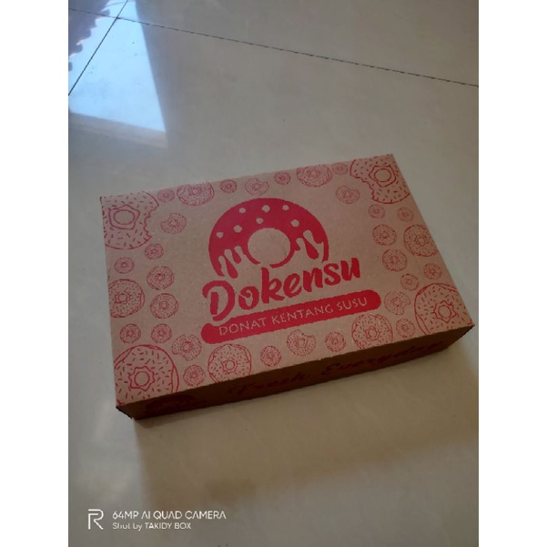 

Dus donat 27x18x5 cm dengan brand (cetak 1 warna)