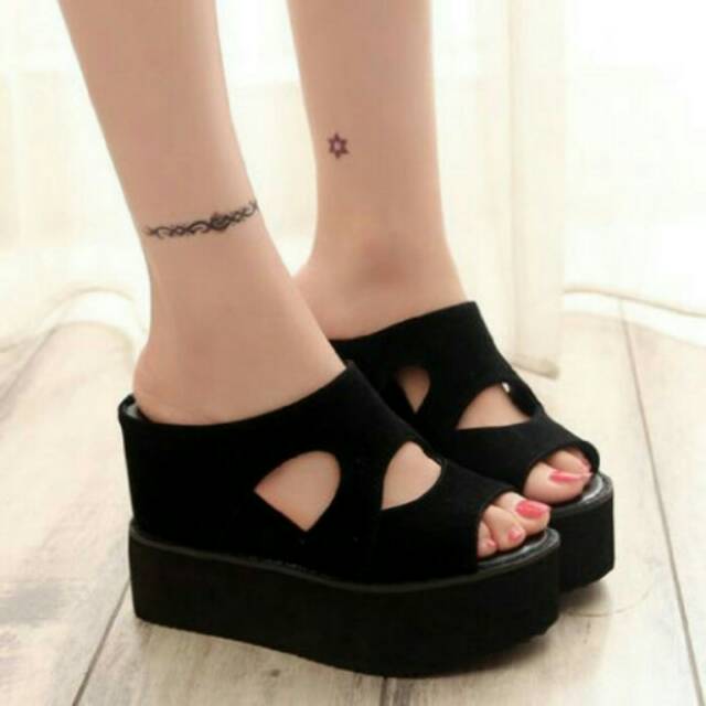 Wedges hitam bolong tinggi 8cm