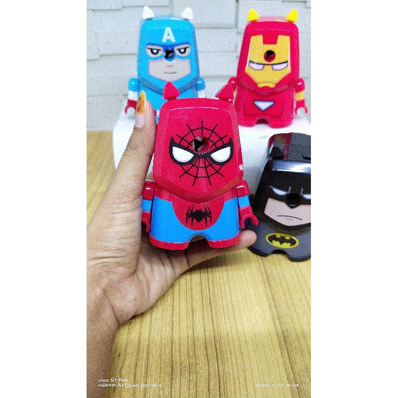 

Rautan pensil putar super hero