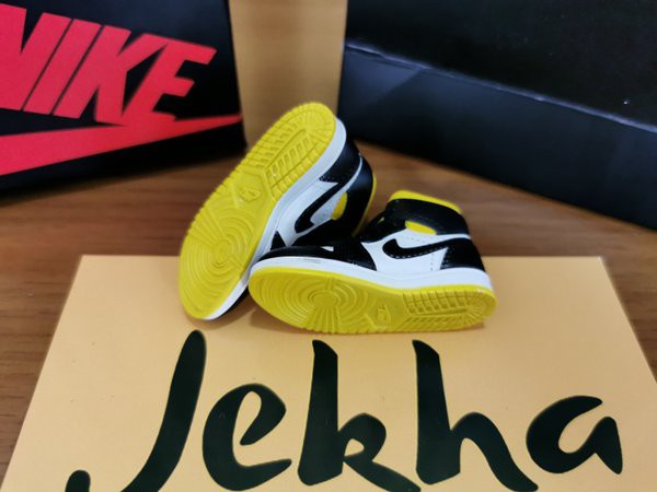 Air Jordan 1 NOT FOR RESALE VARSITY MAIZE - 3D Sneakers Keychain Gantungan Kunci