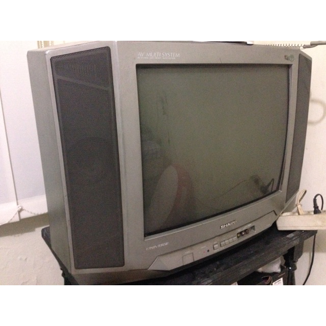 TV tabung 24 inch Sharp Universe bekas