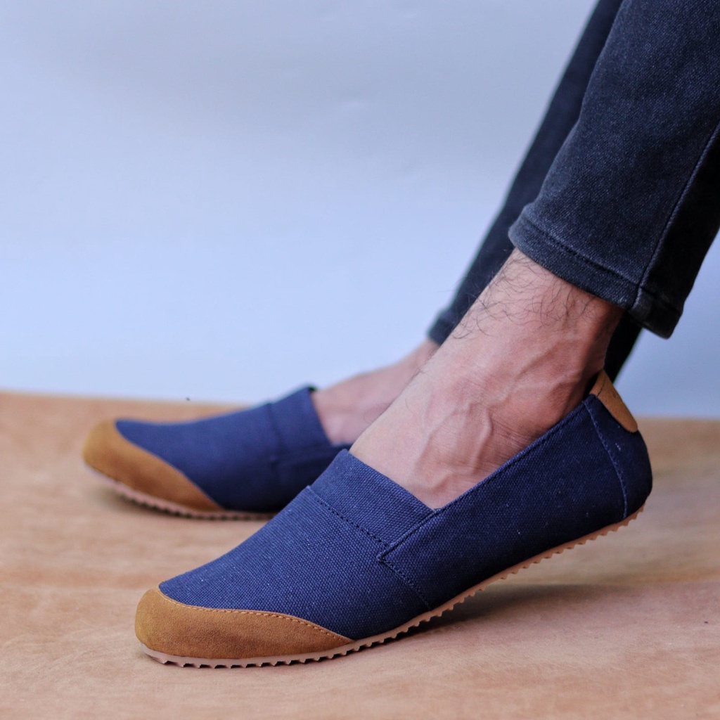 MOLK Sepatu Slip On Pria Kasual Sepatu Slop Pria Simple Anti slip Murah Main Gaya Hangout