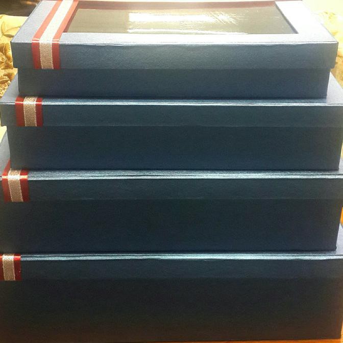

Kotak Kado/Gift Box Exclusive Emboss 1 Set Tutup Mika Bengiweti