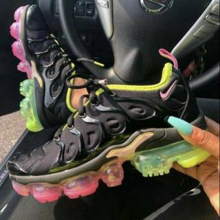 nike vapormax plus black pink volt