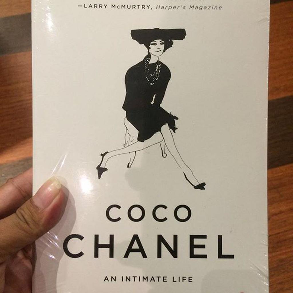 Jual Coco Chanel : an Intimate Life - Lisa Chaney | Shopee Indonesia