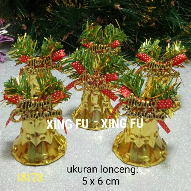 

Hiasan Natal Motif 18178 Lonceng/Jingle Bells Emas Pita Merah Merry Christmas Mika