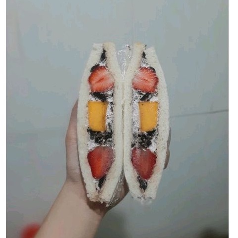 Fruit sando / fruit sandwich surabaya / strawberry oreo crumbs / fruit sando surabaya / ichigo sando