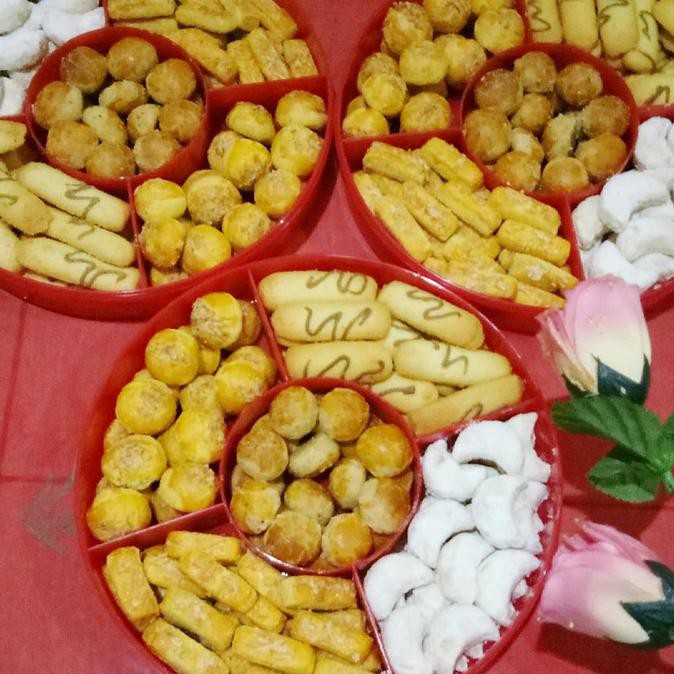 

Kuker / Paket / Parcel Lebaran Kue Kering Toples Bulat Sekat 5 Varians