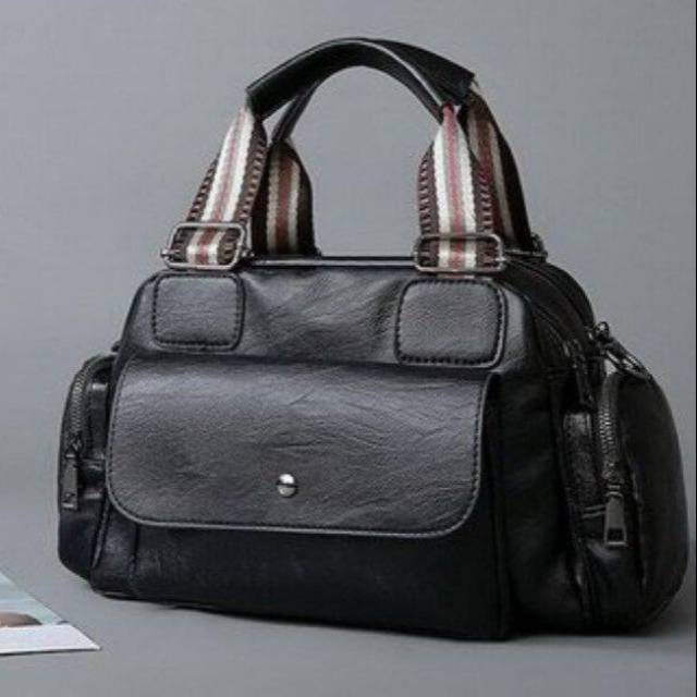 

Kode : ELJ 5012 IDR: 193 rb Bahan: Kulit pu Ukuran: 20 x 31 x 12 cm Warna: Black