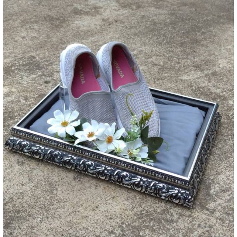 Display akrilik Sepatu Serahan Antaran Pengantin