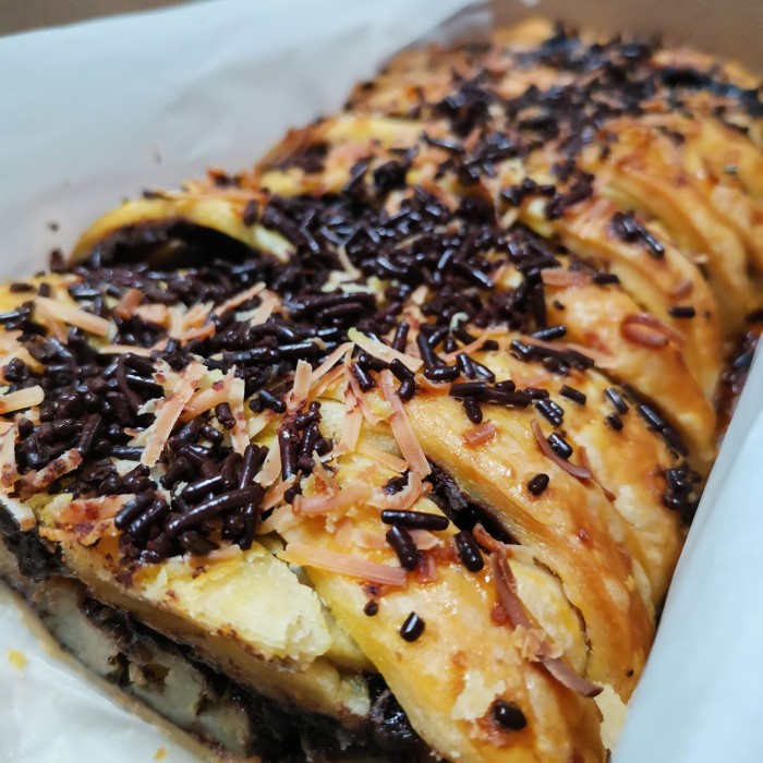 

Banana Pillow Pisang Cokelat Keju Kismis Bolen Strudel