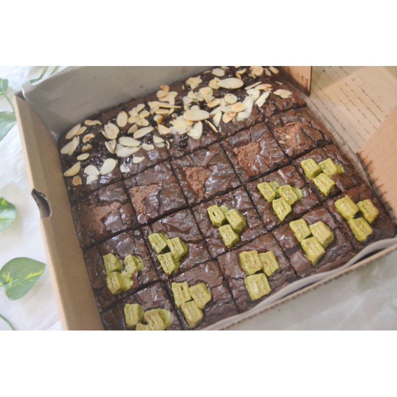 

SIGNATURE FUDGE BROWNIES