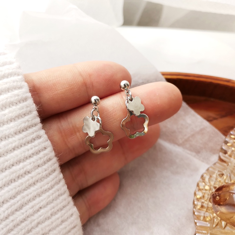 Anting Tusuk Motif Bunga Simple Trendy Untuk Wanita