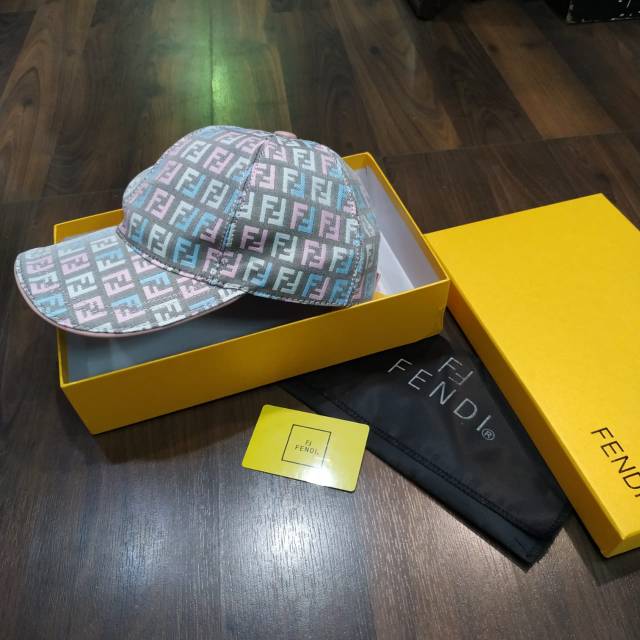 topi pria branded fendi