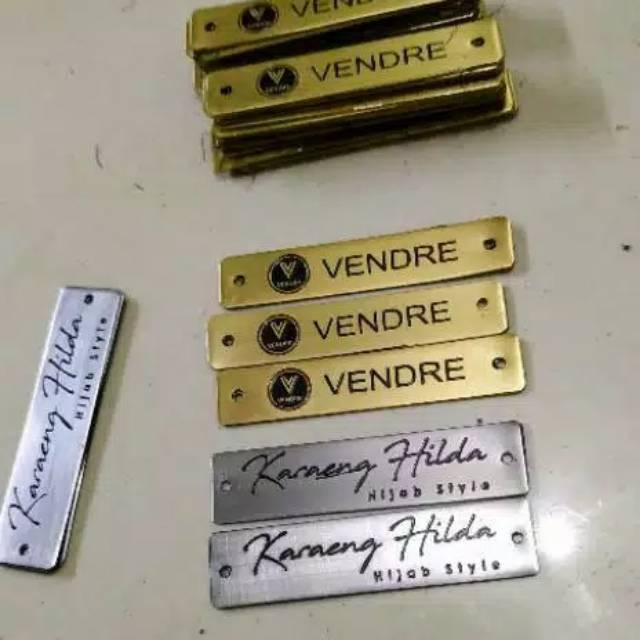 

label plat hijab bahan kuningan atau stenlis