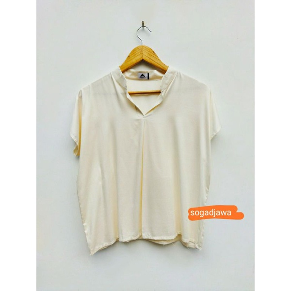 Blus polos warna putih tulang bahan katun rayon twill