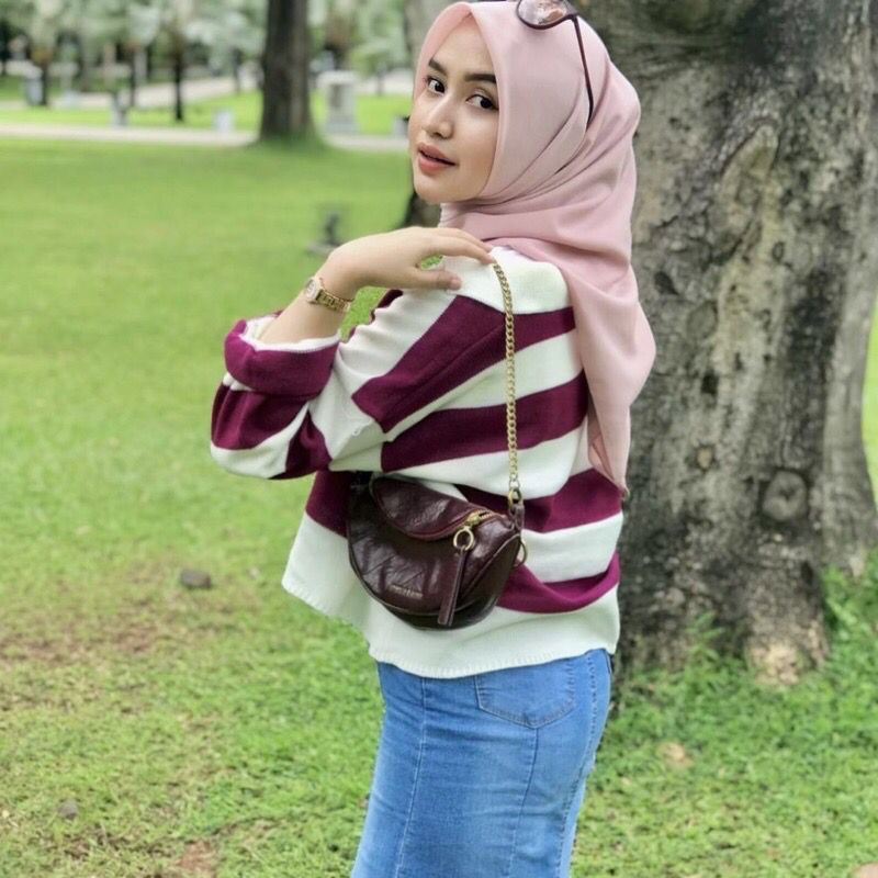 CROP RAJUT ALDA STRIP READY GARIS OVERSIZE | BLOUSE RAJUT MOTIF GARIS (RESTOCK SOON) CROP RAJUT ALDA STRIP READY GARIS OVERSIZE | BLOUSE RAJUT MOTIF GARIS (RESTOCK SOON)