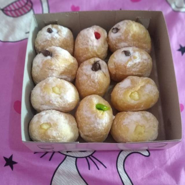 

Donat bomboloni dengan brbagai varian rasa, strawbery, blueberry,nanas dan coklat