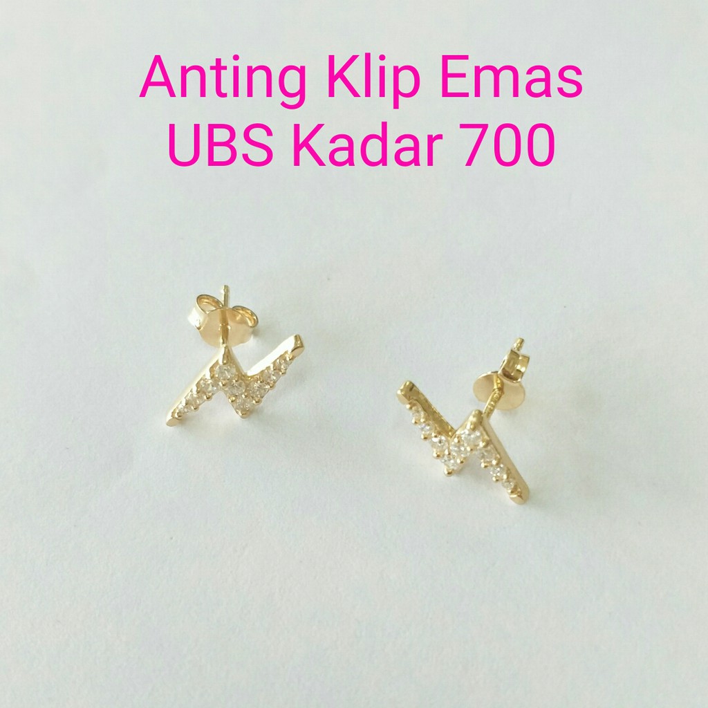 Anting Tusuk Emas UBS Kadar 700. Berat antara 1.7-1.8 gram