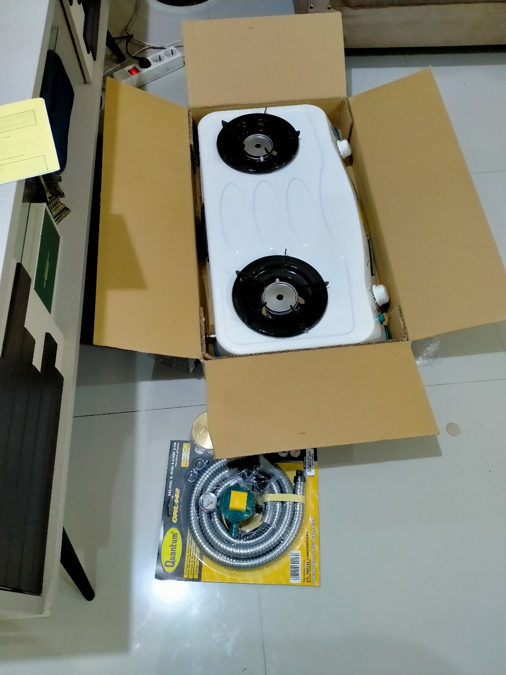 Paket Quantum Kompor Gas 2 Tungku Qgc 201 Dep Dan Selang Regulator Gas Qrl 142