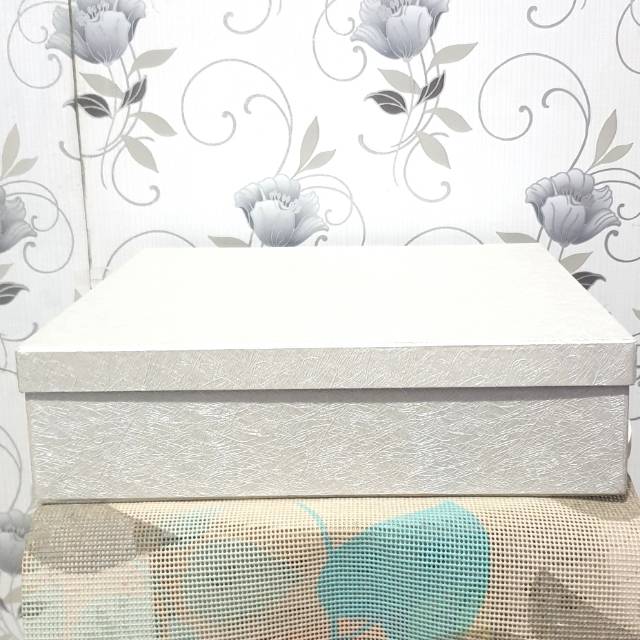 

Kotak Kado/Gift Box Exclusive Emboss Full Lapisan Luar Dalam Silver Rambut