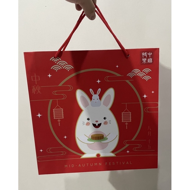 

Paperbag dus mooncake 125gr-150gr red rabbit uk. 27x8x27 (HARGA UNTUK 5 PAPERBAG)