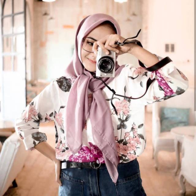 ACHIO BLOUSE FELLA BLOUSE WARNA PUTIH  KEMEJA  MOTIF 