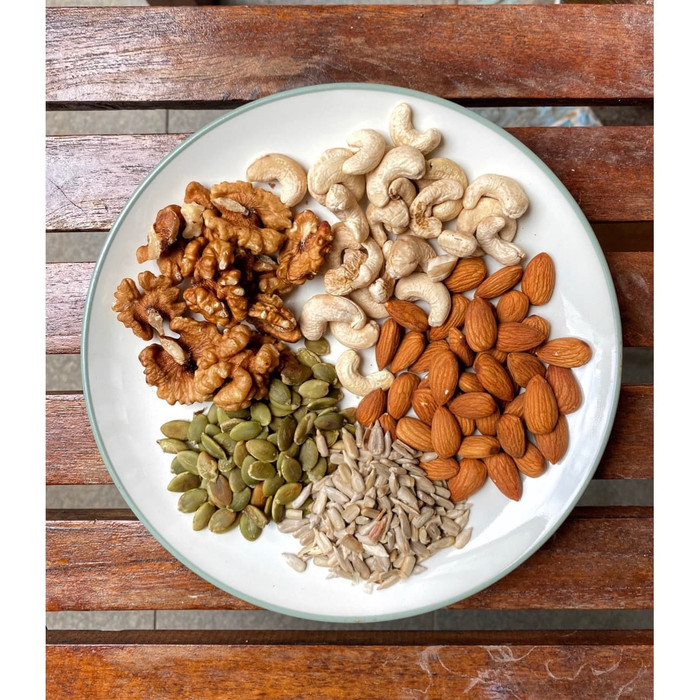 

CUSTOM TRAIL MIX NUTS SEEDS FRUIT 500 gram