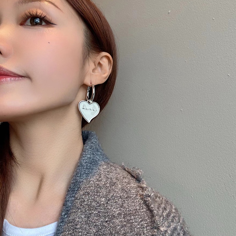 Anting Bentuk Hati Bahan Metal Gaya Vintage Korea