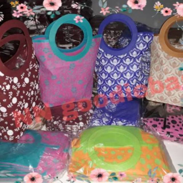 

Tas Goodiebag/Tas Souvenir/Tas spunbond/Tas Safira Gagang Bulat Motif Size 18×18