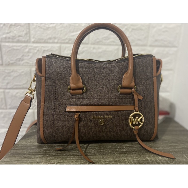 Michael Kors preloved Carine signature