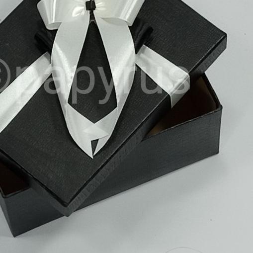 

➢ Papyrus Kotak Kado Gift Box 15x20cm Tinggi 10cm ✮