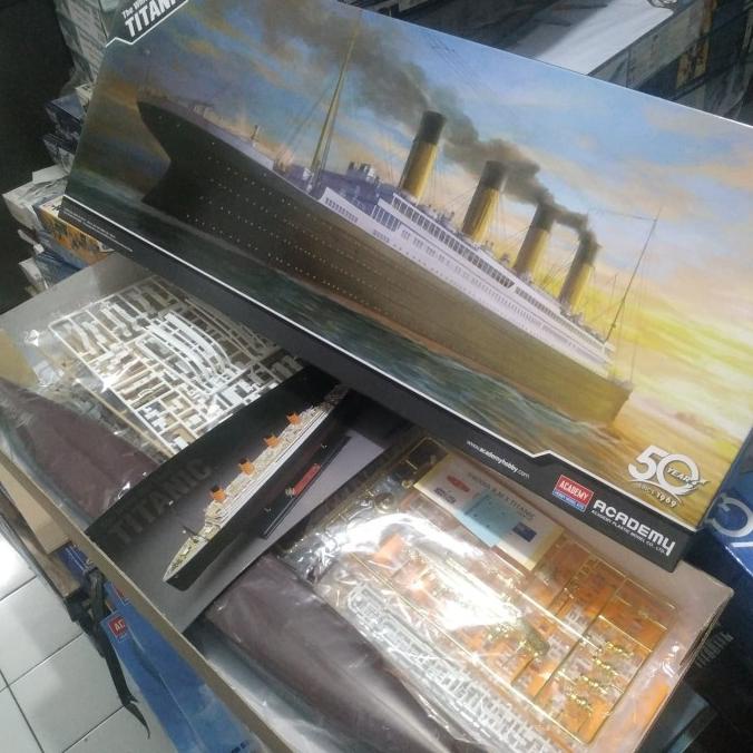 perahu RMS titanic academy 1/400