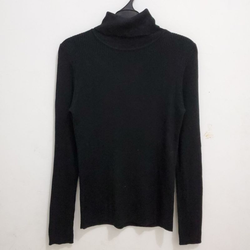 Thrift/preloved Turtleneck Rajut hitam GU